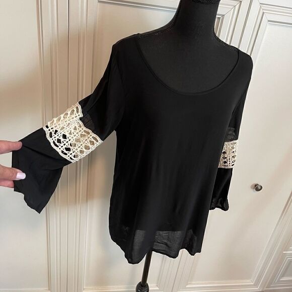 Alya Black Top with Cream Embroidery - Picture 2 of 6